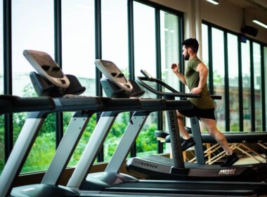 Jak osiągnąć lepsze wyniki w fitnessie? Rola spalaczy tłuszczu termogeniki w diecie sportowca